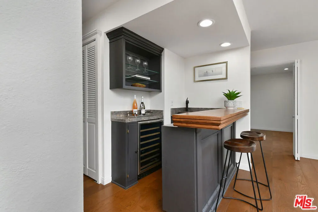 10409 Riverside Drive 204, Toluca Lake, California 91602 home-pic-10